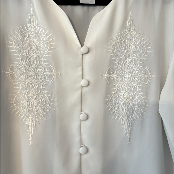Vintage White Blouse with front Detailing and adorable white buttons ๐ - Picture 3 of 7